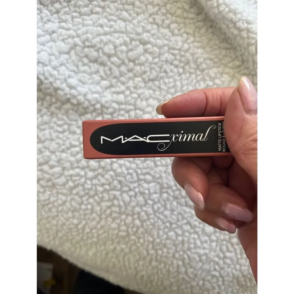 MACximal  Matte Lipstick -kinda sexy